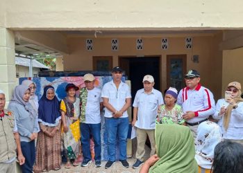 Ketua DPC Gerindra Saipul Mbuinga Bersama Pengurus Menyerahkan Bantuan Kepada Korban Banjir di Desa Hulawa