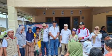 Ketua DPC Gerindra Saipul Mbuinga Bersama Pengurus Menyerahkan Bantuan Kepada Korban Banjir di Desa Hulawa