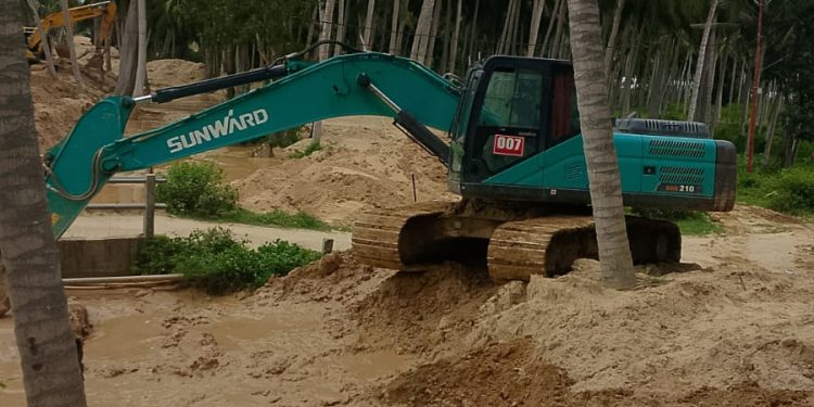 Bergotong Royong, Para Pelaku usaha Lokal Desa Bulangita Melakukan Normalisasi